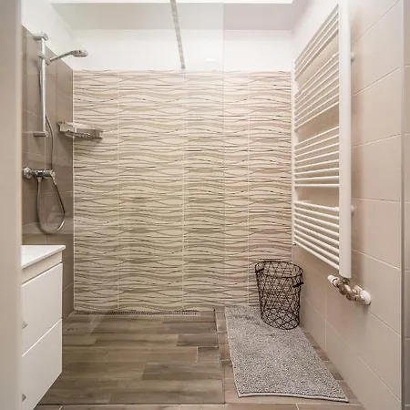 Grace Pine 3 Budapeste