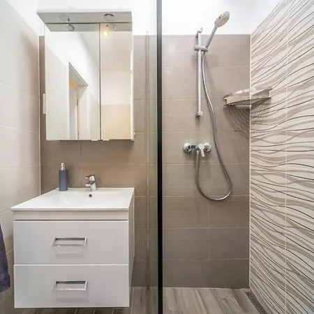 Grace Pine 3 * Budapeste